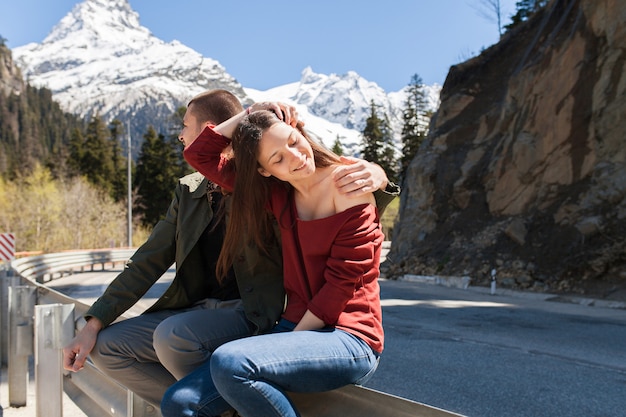Photo gratuite jeune hipster beau couple amoureux, assis à la route