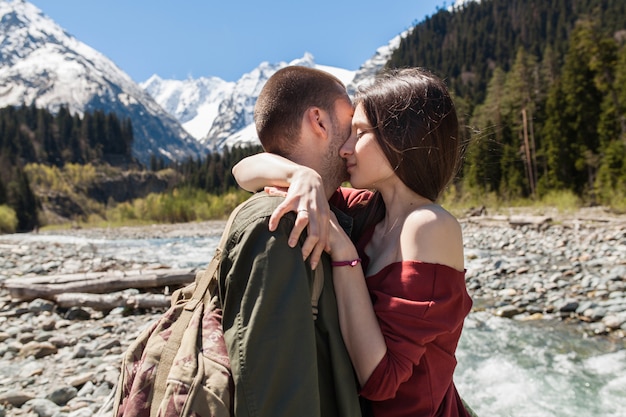 Jeune hipster beau couple randonnée à la rivière en forêt