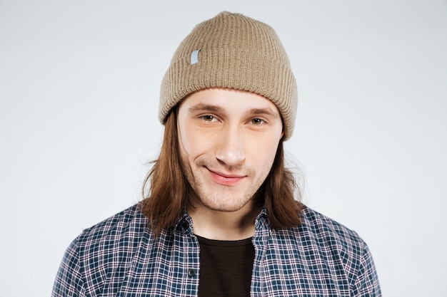 Jeune hipster en chemise et chapeau