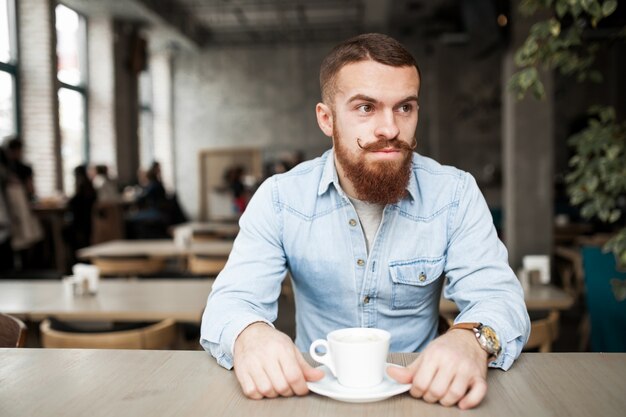 Jeune homme adulte étudiant