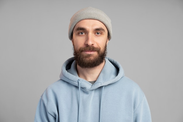 Photo gratuite jeune homme adulte portant un sweat à capuche et un bonnet