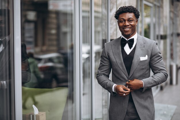 Jeune homme d'affaires africain en costume chic