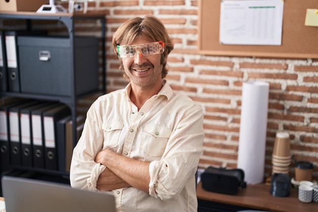 Photo gratuite jeune homme d'affaires à l'aide de lunettes vr travaillant au bureau