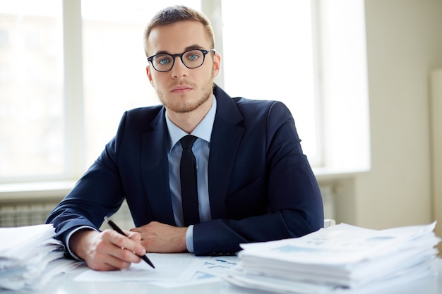 Photo gratuite jeune homme d'affaires avec beaucoup de travail