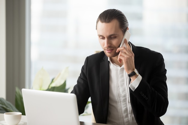 Jeune, homme affaires, bureau, regarder, ordinateur portable