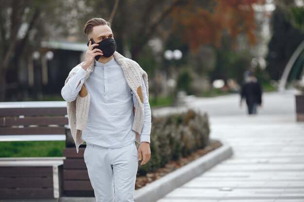 Jeune, homme affaires, marche, rue