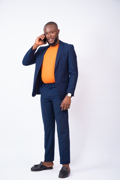 Jeune homme d'affaires nigérian faisant un appel téléphonique