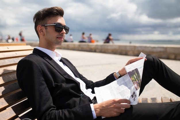 Jeune homme d&#39;affaires positif jouissant d&#39;une promenade