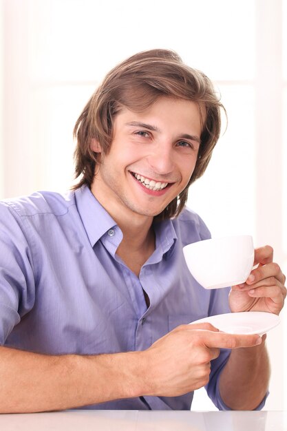 Jeune homme d'affaires, prenant une pause avec une tasse de café