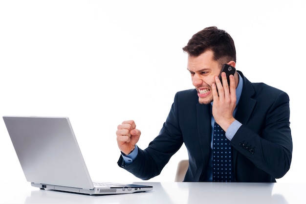 Jeune homme d'affaires stressant au bureau