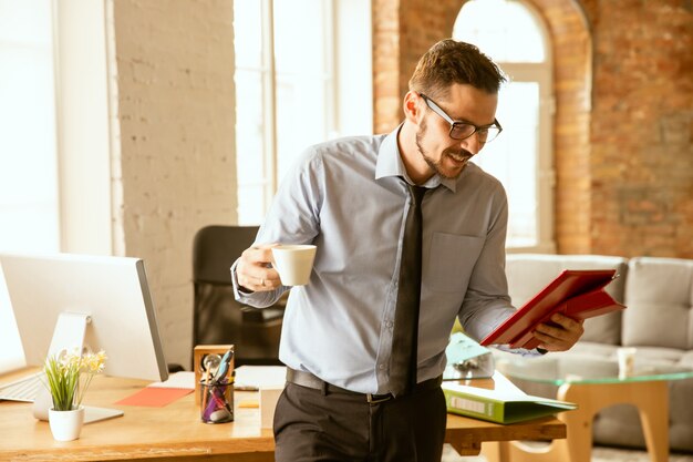 Un jeune homme d'affaires travaillant au bureau après une promotion