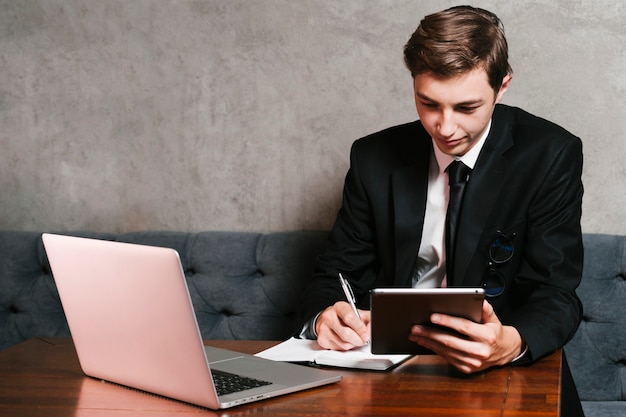 Jeune homme d&#39;affaires travaillant au bureau