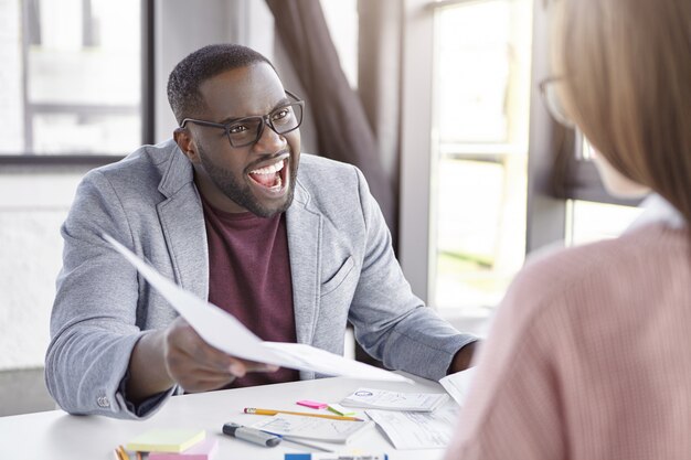 Jeune homme d'affaires travaillant au bureau