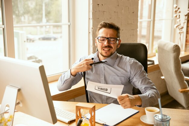 Jeune homme d'affaires viré