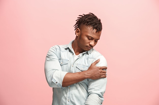 Photo gratuite jeune homme afro accablé d'une douleur à l'épaule.