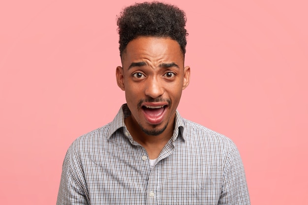 Jeune homme afro-américain avec chemise rayée