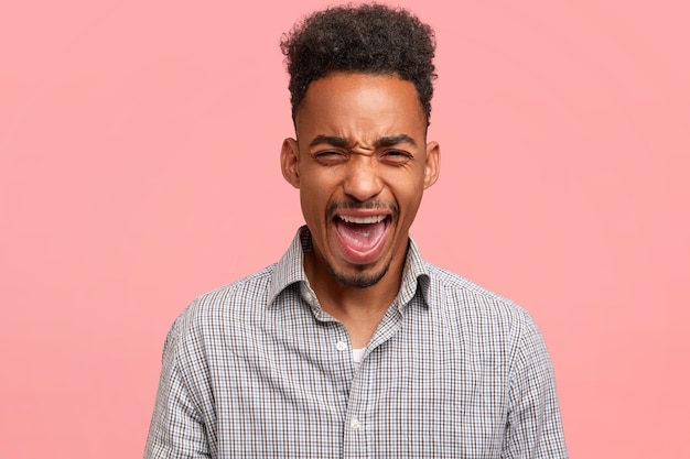 Jeune homme afro-américain avec chemise rayée