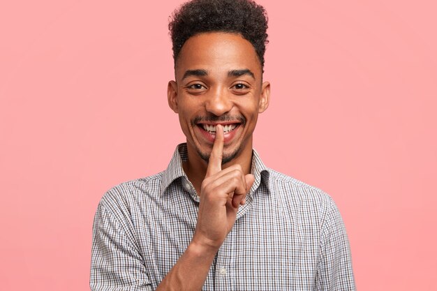 Jeune homme afro-américain avec chemise rayée