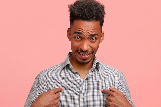 Jeune homme afro-américain avec chemise rayée