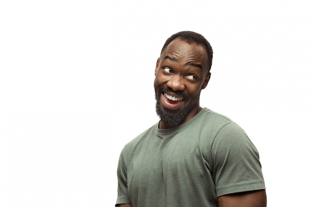 Photo gratuite jeune homme afro-américain avec des émotions et des gestes populaires drôles et inhabituels isolés sur blanc
