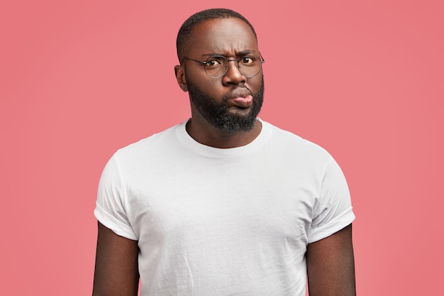 Jeune homme afro-américain avec des lunettes rondes