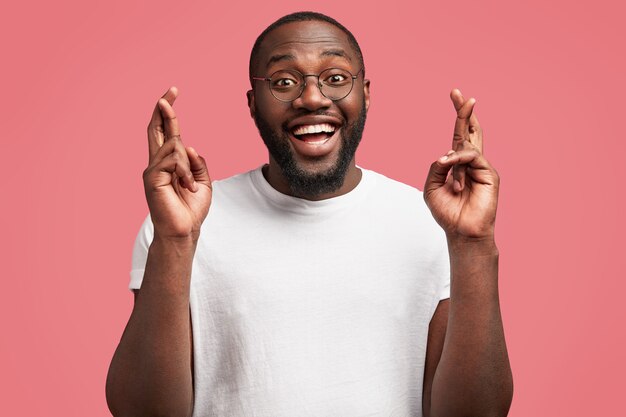 Jeune homme afro-américain avec des lunettes rondes