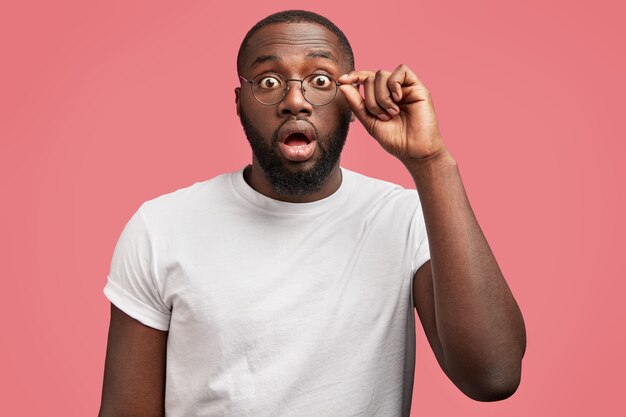 Jeune homme afro-américain avec des lunettes rondes