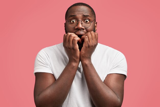 Jeune homme afro-américain avec des lunettes rondes