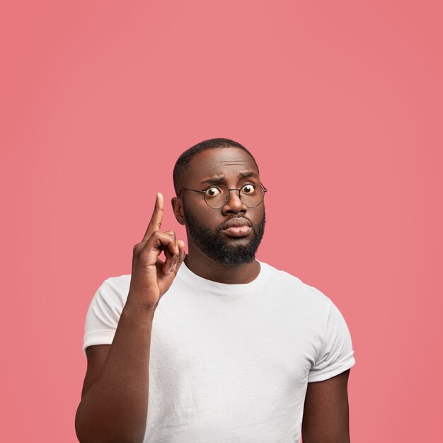 Photo gratuite jeune homme afro-américain avec des lunettes rondes