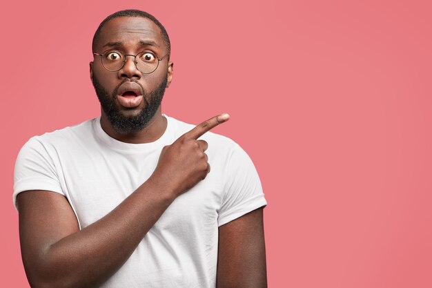 Jeune homme afro-américain avec des lunettes rondes