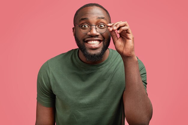 Jeune homme afro-américain avec des lunettes rondes