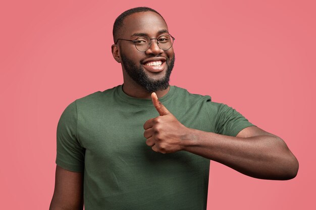 Jeune homme afro-américain avec des lunettes rondes