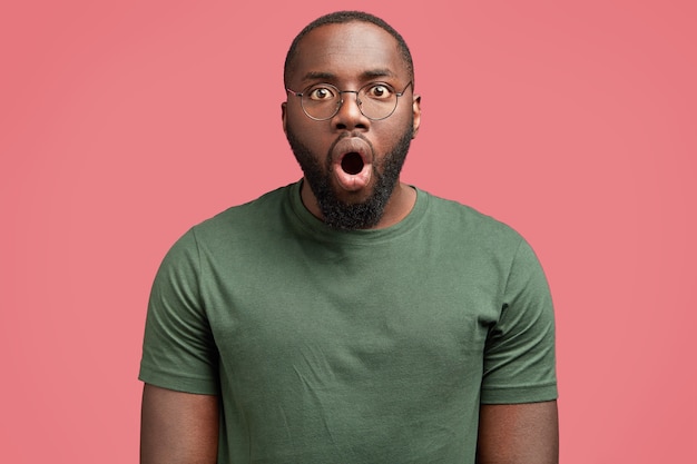 Photo gratuite jeune homme afro-américain avec des lunettes rondes