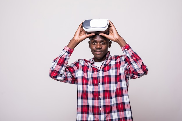 Jeune homme afro-américain portant un casque de réalité virtuelle vr.