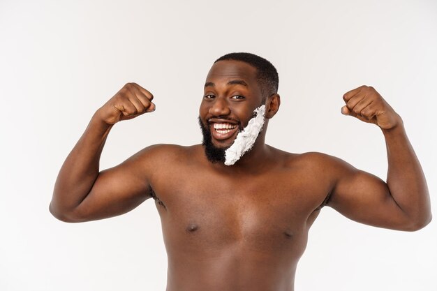 Jeune homme afro-américain se rasant dans la salle de bain hygiène de routine personnelle du matin au concept du matin