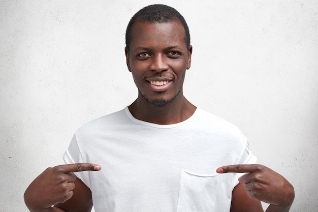 Photo gratuite jeune homme afro-américain en t-shirt blanc