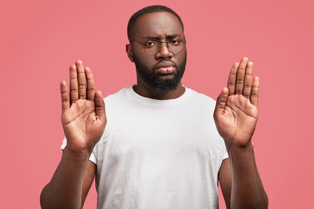 Jeune homme afro-américain en T-shirt décontracté