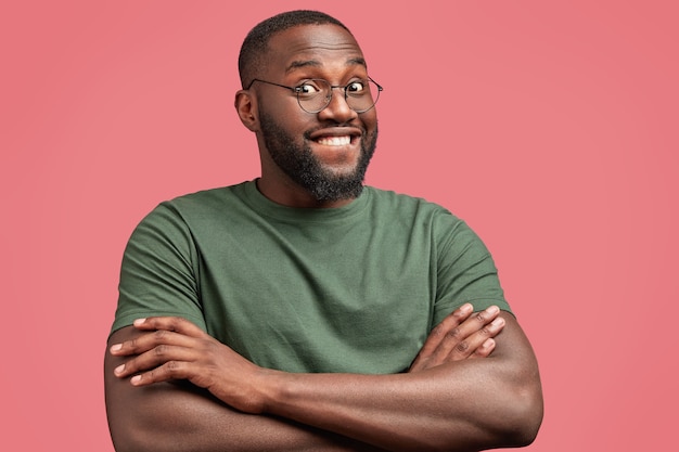 Jeune homme afro-américain en T-shirt décontracté