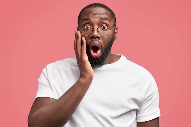 Jeune homme afro-américain en T-shirt décontracté