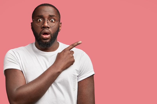 Jeune homme afro-américain en T-shirt décontracté