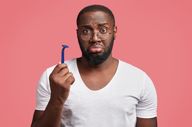 Jeune homme afro-américain tenant un rasoir