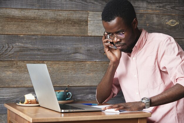 Jeune homme afro-américain utilisant un ordinateur portable