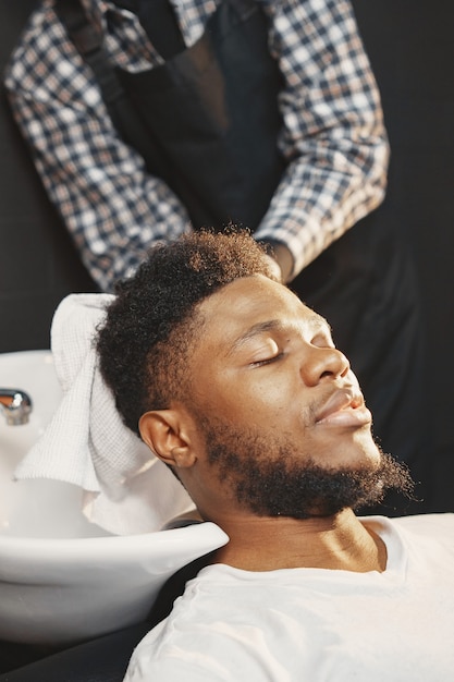 Jeune homme afro-américain visitant le salon de coiffure