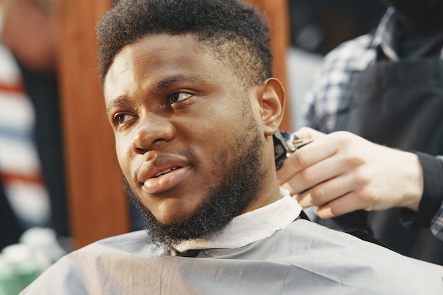 Jeune homme afro-américain visitant le salon de coiffure