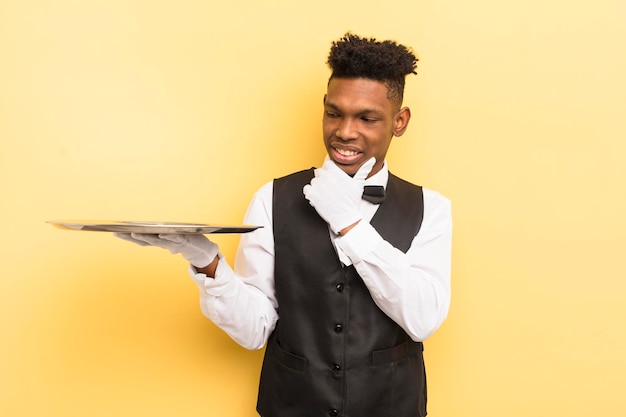 jeune homme afro contre le mur jaune