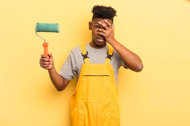 jeune homme afro contre le mur jaune