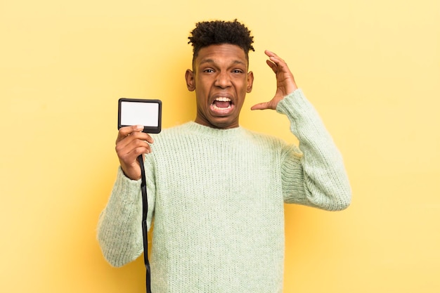 Jeune Homme Afro Contre Le Mur Jaune