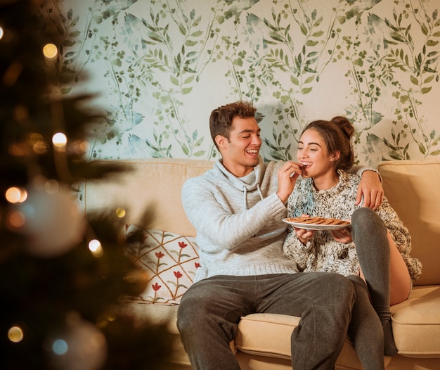 Photo gratuite jeune homme, alimentation, femme, à, biscuits