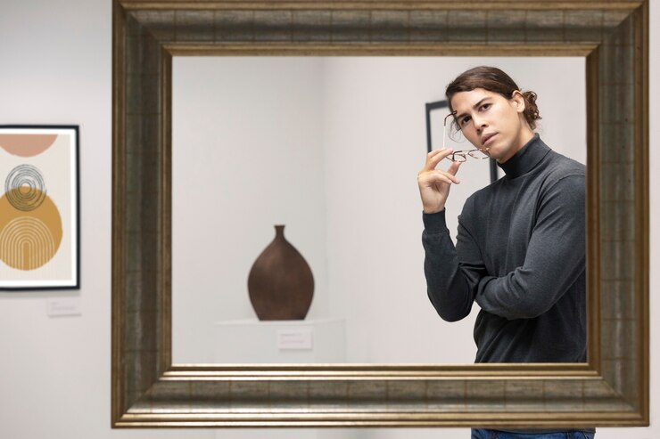 Photo gratuit jeune homme allant à la galerie d'art