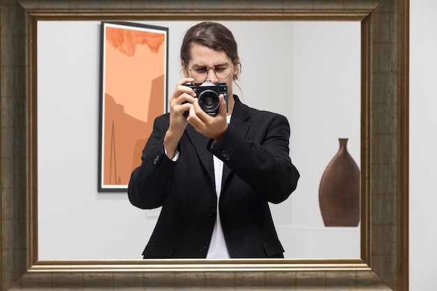 Photo gratuite jeune homme allant à la galerie d'art